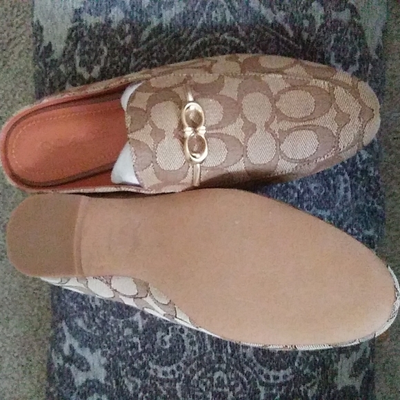 COACH SHOES like new - Picture 2 of 4
